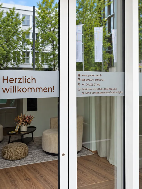 PURE CORE Schaufensterfolierung Glasdekor Werbetechnik Solothurn HB Graphics